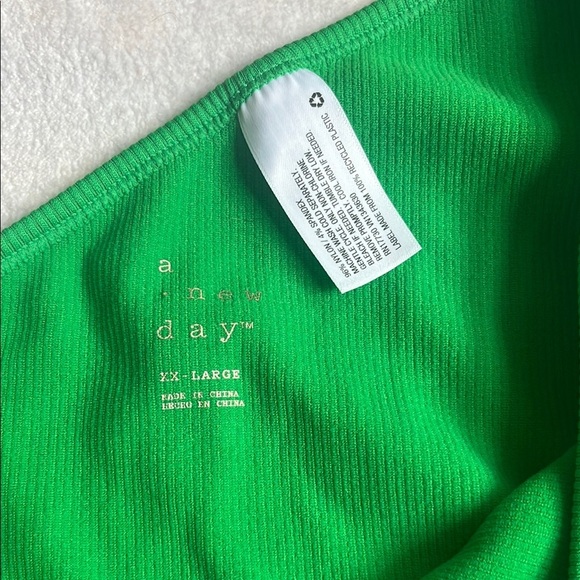 A New Day Green Asymmetrical Sleeveless Tank Top - Picture 3 of 7